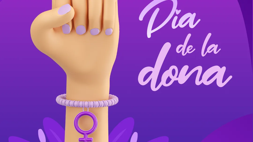 Mà aixecada d'una dona. Mostra un puny amb les ungles pintades de color lila i una polsera amb el símbol de la dona. El fons es de tons diferents de lila, on hi diu 8 de març Dia de la dona, acompanyat amb el logo de TOTHOMweb.