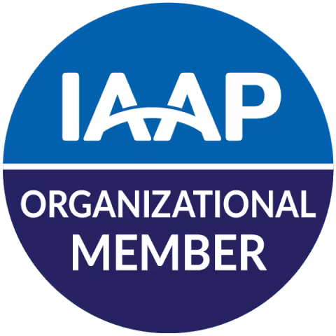 Insignia de miembro organizacional emitida por la Asociación Internacional de Profesionales de la Accesibilidad (IAAP)
